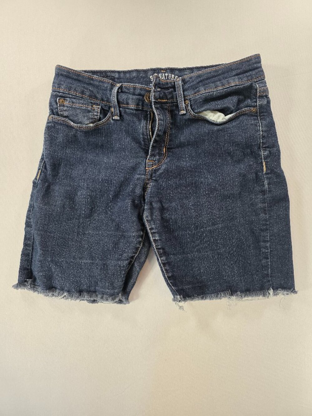Signature By Levi Strauss & CO Women’s Modern Skinny Denim Cut Off Shorts 4-W27